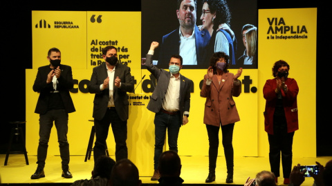 Imatge d'Otegui, Junqueras, Aragonès, Jordà i Bassa al final de l'acte d'ERC a Girona d'aquest dissabte.