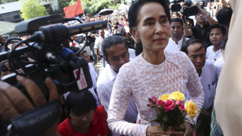 La líder de la oposición birmana, Aung San Suu Kyi, llega a la sede de su partido tras las elecciones. /REUTERS