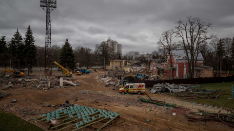 Fotografía del 16 de abril del 2022 en la que se muestran los daños causados por el impacto de un misil en Chérnigov (Ucrania).