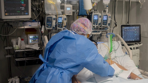Un miembro del personal sanitario del Area de Vigiláncia Intensiva y de la Sala de hospitalización del Servicio de Enfermedades Infecciosas del Hospital Clínic de Barcelona.