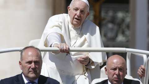 El Papa Francisco llega a la Audiencia General Papal semanal en la Plaza de San Pedro, Ciudad del Vaticano, el 27 de abril de 2022.