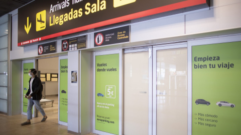 Un hombre sale de la Terminal T1 del Aeropuerto Adolfo Suárez Madrid-Barajas. E.P./Eduardo Parra