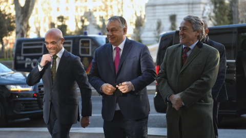 19/04/2022. El primer ministro de Hungría, Viktor Orbán, realiza una intervención ante los medios durante la cumbre celebrada este fin de semana, a 29 de enero de 2022, en Madrid (España). A su derecha, el diputado al Parlamento Europeo de
