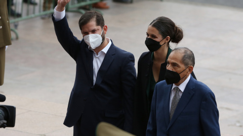 El presidente electo de Chile, Gabriel Boric (i), llega junto a su pareja Irina Karamanos (d) al Congreso Nacional para su ceremonia de investidura, hoy, en Valparaiso (Chile).