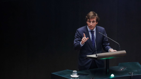 El alcalde de Madrid, José Luis Martínez-Almeida, interviene en una sesión plenaria en el Ayuntamiento de Madrid, en el Palacio de Cibeles, a 29 de marzo de 2022.
