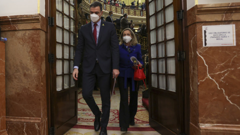 05/04/2022.- El presidente del Gobierno, Pedro Sánchez seguido por la vicepresidenta primera y ministra de Asuntos Económicos y Transformación Digital, Nadia Calviño a su salida del hemiciclo del Congreso donde esta tarde ha intervenido por