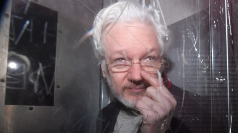 El fundador de Wikileaks, Julian Assange, abandona el Tribunal de Magistrados de Westminster, donde compareció para una audiencia administrativa sobre su extradición a los Estados Unidos