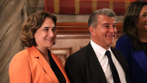 L'alcaldessa de Barcelona, Ada Colau, i el president del FC Barcelona, Joan Laporta, al Saló de Cent de l'Ajuntament.