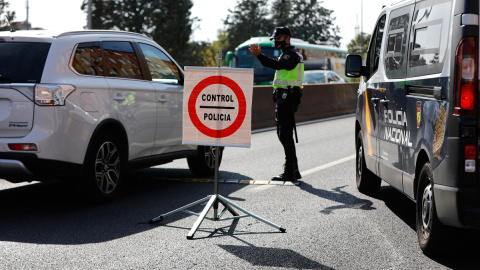 Un agente de la Policía Nacional durante un control en Madrid durante el estado de alarma.