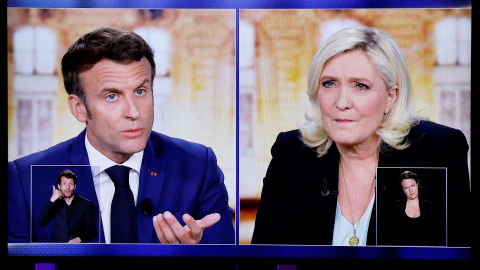 21/4/22-Emmanuel Macron y Marine Le Pen durante el debate electoral, a 20 de abril de 2022 (Saint-Denis, Francia).