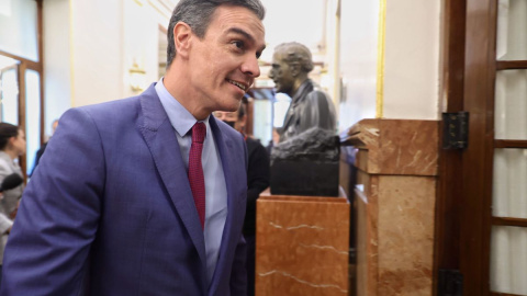 El presidente del Gobierno, Pedro Sánchez, a su llegada al Congreso de los Diputados donde se está celebrando una sesión plenaria, a 28 de abril de 2022, en Madrid.