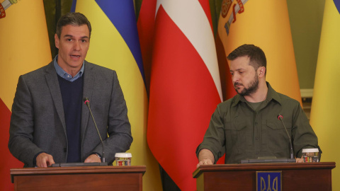 El presidente del Gobierno, Pedro Sánchez (i), y el presidente de Ucrania, Volodímir Zelenski, durante la rueda de prensa ofrecida al término de la reunión que ambos han mantenido este jueves en Kiev.