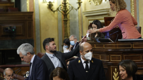 28/04/2022-El portavoz parlamentario de ERC, Gabriel Rufián, y la presidenta del Congreso, Meritxell Batet, durante el pleno celebrado este jueves 28 de abril en el Congreso.
