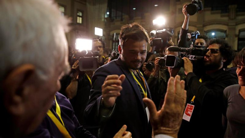El candidato de ERC al Congreso Gabriel Rufián recibe el saludo del alcaldable de Barcelona, Ernest Maragall (i) al conocerse los primeros resultados parciales de la elecciones del 28A, esta noche en la sede del partido en Barcelona. EFE/Al
