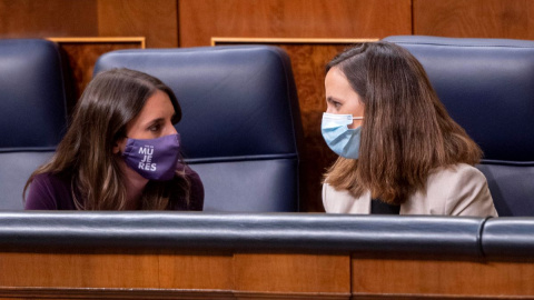 La ministra de Igualdad, Irene Montero, y la ministra de Derechos Sociales y Agenda 2030, Ione Belarra, conversan en una sesión plenaria en el Congreso de los Diputados, a 14 de octubre de 2021, en Madrid.