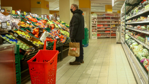 29/4/22-Un hombre en la sección de frutería de un supermercado de Madrid, a 12 de enero de 2022.