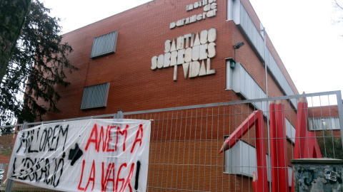 15/03/2022-El exterior del instituto Sobrequés de Girona este martes, con una pancarta reinvidicativa reclamando sumarse a la huelga