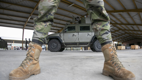 Un efectivo del Regimiento de Infantería durante la presentación del despliegue en Irak y en Mali, en el acuartelamiento Cabo Noval, en Siero, Asturias, a 29 de octubre de 2021.