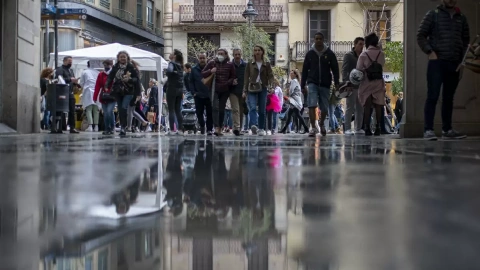 23/04/2022 Varias personas pasean por Las Ramblas barcelonesas durante la feria literaria de Sant Jordi