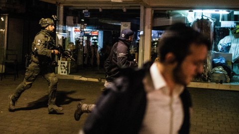 Las fuerzas de seguridad israelíes montan guardia después de un presunto ataque terrorista en la calle Dizengoff en el centro de Tel Aviv.