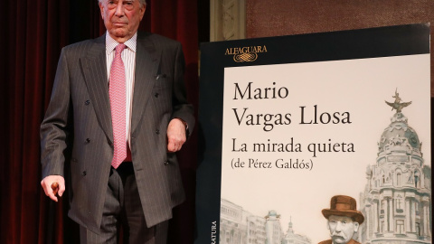 22/04/2022. El escritor, político y periodista, Mario Vargas Llosa, posa durante la presentación de su libro 'La mirada quieta (de Pérez Galdós)', en el Ateneo de Madrid, a 7 de abril de 2022.