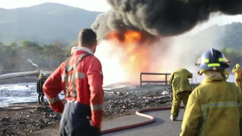 Fuerte incendio en un oleoducto en Venezuela tras sufrir una explosión Fuerte incendio en un oleoducto en Venezuela tras sufrir una explosión