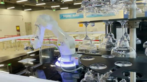 Un brazo robótico para servir copas en los juegos de Pekin Un brazo robótico para servir copas en los juegos de Pekin