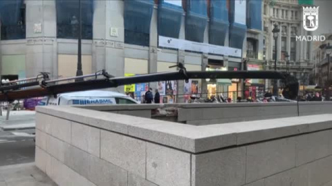 Cae la pluma de una grúa en el centro de Madrid sin causar heridos Cae la pluma de una grúa en el centro de Madrid sin causar heridos
