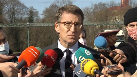 Feijóo insta a Casado a tomar decisiones "complejas" y "urgentes" para sofocar la crisis Feijóo insta a Casado a tomar decisiones "complejas" y "urgentes" para sofocar la crisis