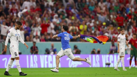 Un espontáneo salta al campo en Catar con una bandera LGTBI Un espontáneo salta al campo en Catar con una bandera LGTBI