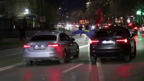 Euforia en Kosovo tras la derrota de su rival Serbia en el Mundial Euforia en Kosovo tras la derrota de su rival Serbia en el Mundial