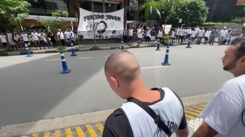Rezos frente al hospital donde está ingresado Pelé Rezos frente al hospital donde está ingresado Pelé