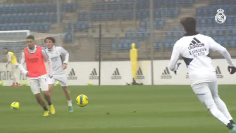 Ejercicio físico y balón en el primer entrenamiento de la semana del Real Madrid Ejercicio físico y balón en el primer entrenamiento de la semana del Real Madrid