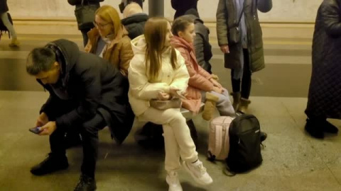 Un ucraniano canta y baila para animar a los residentes de Kiev Un ucraniano canta y baila para animar a los residentes de Kiev