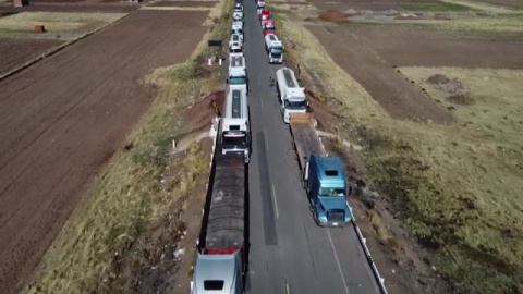 Partidarios de Castillo bloquean el paso fronterizo entre Perú y Bolivia Partidarios de Castillo bloquean el paso fronterizo entre Perú y Bolivia
