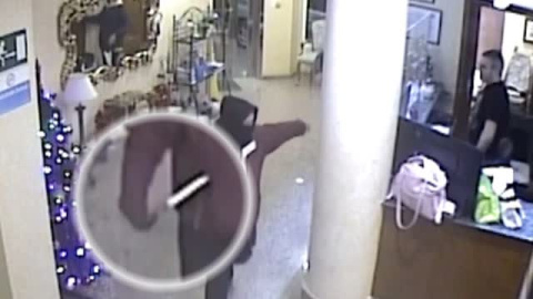 Los dueños de un hotel se enfrentan a un atracador armado con un cuchillo Los dueños de un hotel se enfrentan a un atracador armado con un cuchillo