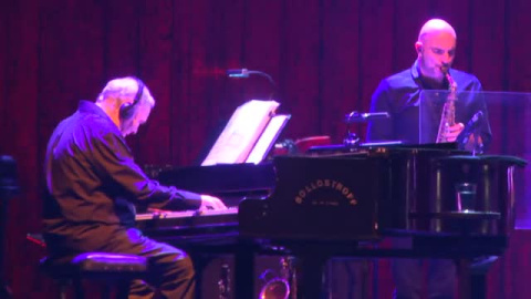 Serrat dice definitivamente adiós a los escenarios con un concierto histórico en Barcelona Serrat dice definitivamente adiós a los escenarios con un concierto histórico en Barcelona