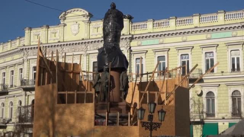 Ucrania retira de sus ciudades los monumentos de influencia soviética o rusa Ucrania retira de sus ciudades los monumentos de influencia soviética o rusa