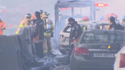 Al menos cinco muertos en un incendio en una carretera de Seúl Al menos cinco muertos en un incendio en una carretera de Seúl