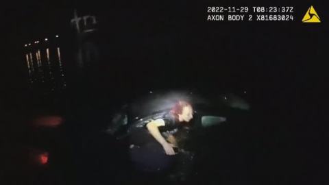 Rescate in extremis de la conductora de un coche que cayó a un canal en Florida Rescate in extremis de la conductora de un coche que cayó a un canal en Florida