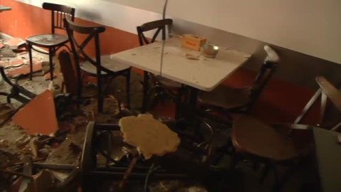 Se viene abajo el falso techo de una cafetería en Oviedo Se viene abajo el falso techo de una cafetería en Oviedo