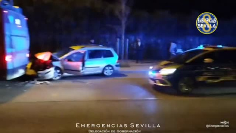 Un conductor ebrio empotra su coche contra un autobús de pasajeros en Sevilla Un conductor ebrio empotra su coche contra un autobús de pasajeros en Sevilla