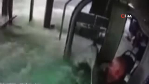 Un autobús con siete pasajeros pierde el control y cae en un lago de Turquía Un autobús con siete pasajeros pierde el control y cae en un lago de Turquía