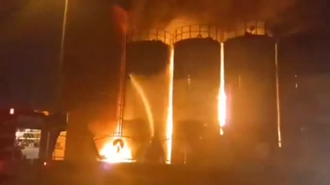 Un grave incendio devora una refinería en el noroeste de Irán Un grave incendio devora una refinería en el noroeste de Irán