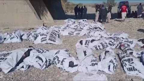 Un autobús cae por un barranco en Pakistán con 44 pasajeros a bordo Un autobús cae por un barranco en Pakistán con 44 pasajeros a bordo