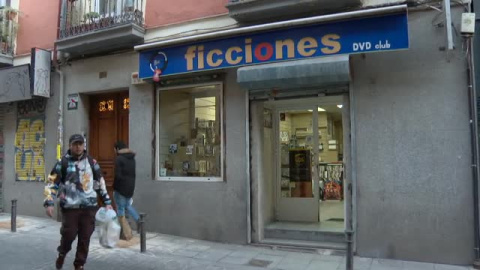 Comercios de barrio, como un videoclub, sobreviven gracias a la paquetería Comercios de barrio, como un videoclub, sobreviven gracias a la paquetería