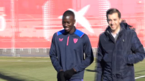 Bryan Gil y Pape Gueye se estrenan en el entrenamiento del Sevilla Bryan Gil y Pape Gueye se estrenan en el entrenamiento del Sevilla