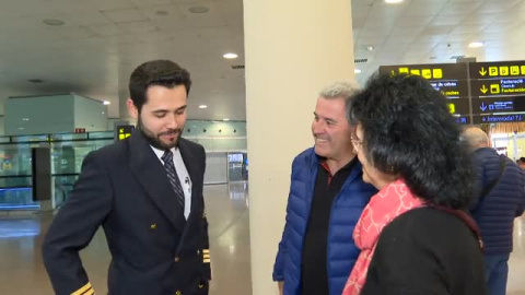 El piloto que sorprendió a sus padres durante un vuelo se reencuentra con ellos El piloto que sorprendió a sus padres durante un vuelo se reencuentra con ellos