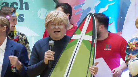 Andoni Ortuzar se pone peluca para celebrar el carnaval del PNV en Bilbao Andoni Ortuzar se pone peluca para celebrar el carnaval del PNV en Bilbao