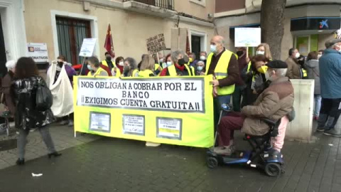Los mayores se manifiestan para pedir un trato más humano a la banca Los mayores se manifiestan para pedir un trato más humano a la banca